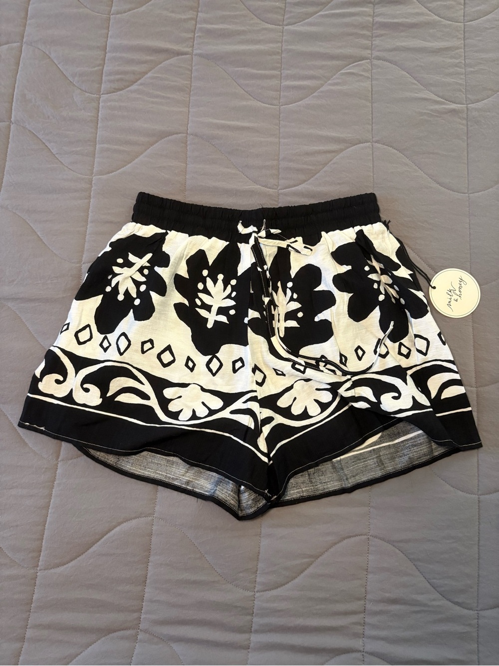 Milk & Honey NWT Black & White Floral-Print with Drawstring Waist‎ Size S